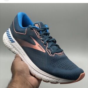 Brooks transcends  7 women’s blue